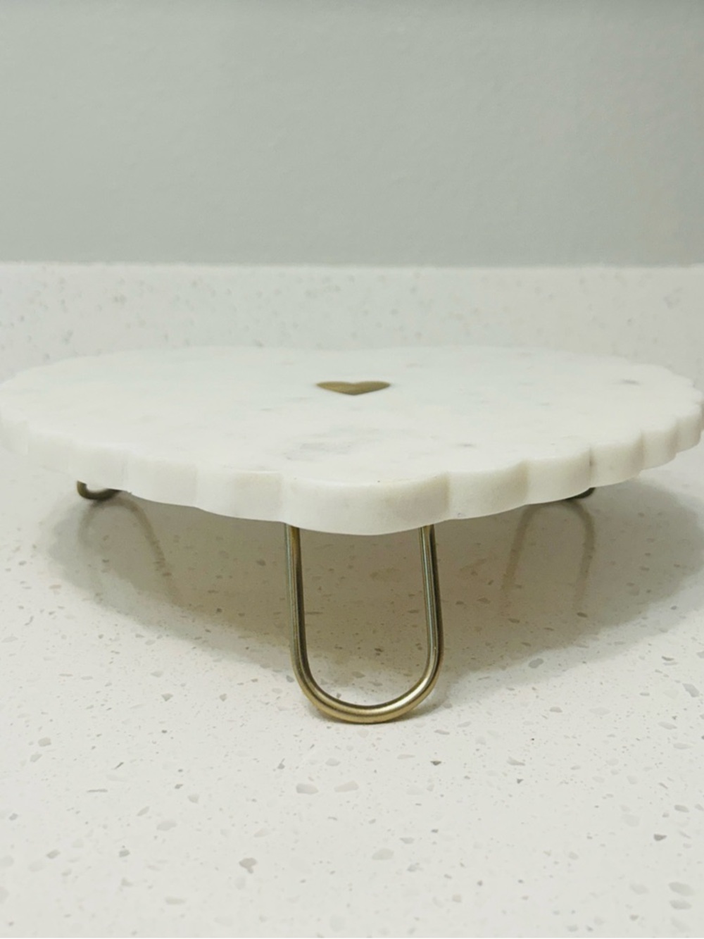 🆕💛 Scalloped Marble Heart Display Stand NWT